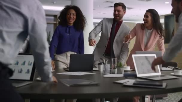 多様な従業員が成功を祝う。オフィスミーティングでビジネスチームハイ5. — ストック動画