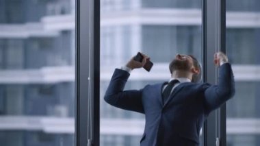 İşletme binasında iyi haberleri kutlayan mutlu ofis çalışanı..