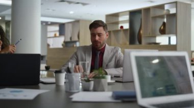 Yönetici ofisteki çeşitli iş konferanslarında sunum yapacak..