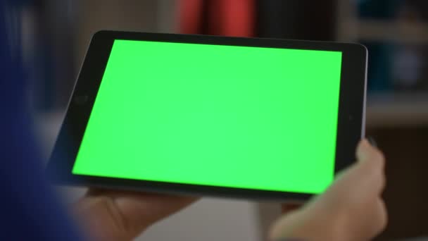 Африканская американка держит планшетное цифровое устройство зеленый экран в домашнем офисе — стоковое видео