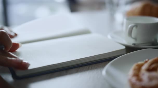 Nő kéz jegyzetel írás toll notebook távoli munkahelyen kávézó asztal. — Stock videók