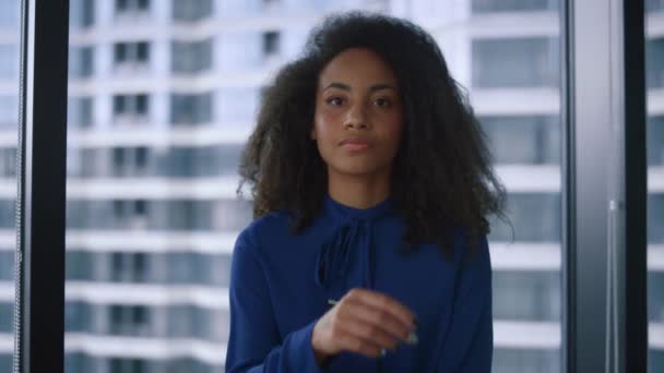 Düşünceli Afro-Amerikan yönetici kadın şirket ofisinde kameraya bakıyor.. — Stok video