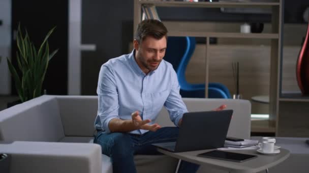 Vrolijke zakenman video chatten online met behulp van laptop apparaat op de werkplek. — Stockvideo