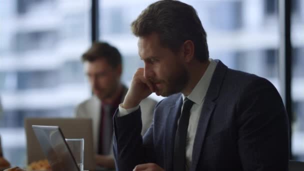 Gondolkodó vállalkozó látszó számítógép képernyő megoldása probléma cafe office. — Stock videók