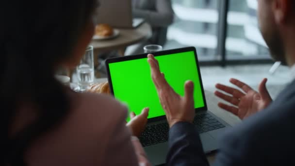 Freiberufliches Team macht Green-Screen-Laptop-Videoanruf in Café Remote-Arbeitsplatz — Stockvideo