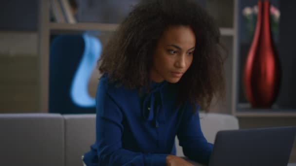 Empresaria afroamericana enfocada escribiendo laptop respondiendo llamada en oficina. — Vídeos de Stock