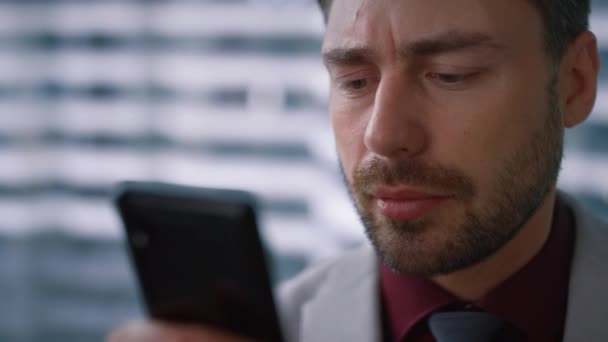 Ritratto capo uomo navigazione internet utilizzando smartphone in ufficio sul posto di lavoro — Video Stock