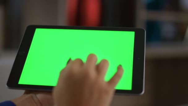 Empresária mãos navegar dados da internet usando tablet chroma chave no escritório em casa — Vídeo de Stock