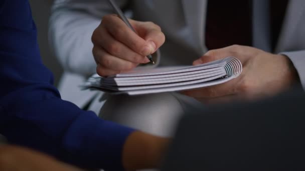Üzletember kézírás jegyzetfüzet dolgozik vállalati értekezlet irodai munkahely. — Stock videók