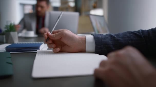 Ceo füllt Formular Dokument im Büro mit Geschäftspartner aus. Mann schreibt Papier von Hand. — Stockvideo