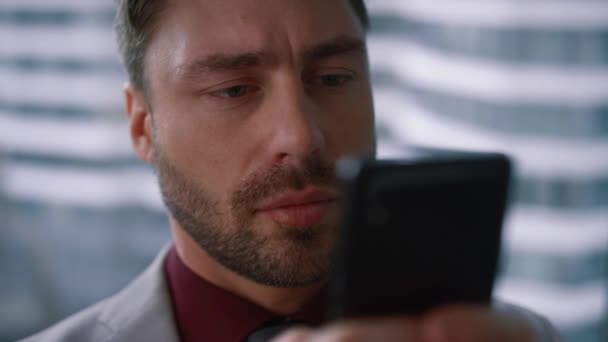 Enfocado hombre de negocios mensajes de texto SMS en el dispositivo de teléfono inteligente en la oficina de la empresa. — Vídeos de Stock