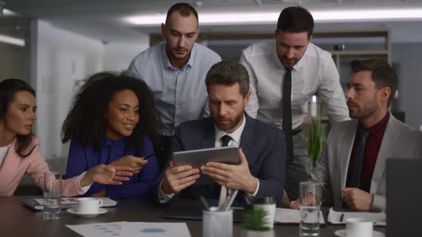 Διαφορετική εκτελεστική ομάδα αναλύει δεδομένα χρησιμοποιώντας συσκευή tablet στη συνάντηση του γραφείου. — Αρχείο Βίντεο