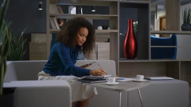 Afričanky americká profesionální žena volat telefon pomocí tabletu počítače v kanceláři. — Stock video