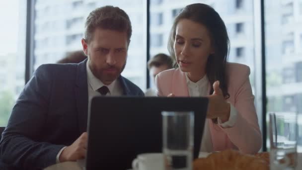 成功的企业家夫妇在咖啡馆里用笔记本电脑聊天. — 图库视频影像