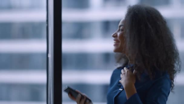 Şirin Afro-Amerikan iş kadını modern ofiste kariyer başarısını kutluyor.. — Stok video