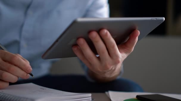 创业男子在工作场所使用平板电脑书写笔记本信息研究 — 图库视频影像