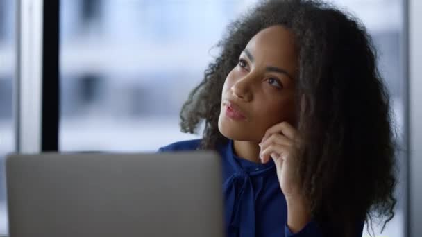 Přemýšlení profesionální žena pracující počítač řešení problému v domácí kanceláři. — Stock video