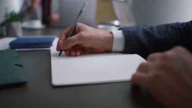 Girişimciler ofiste kağıt döküman yazarlar. İş toplantısı konsepti.