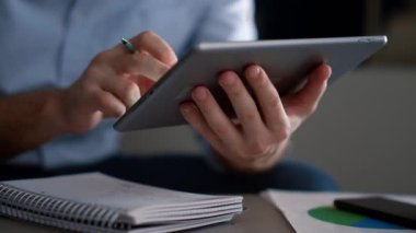 Ofiste tablet dijital aygıt tarama ağı verisi kullanan yönetici eller.