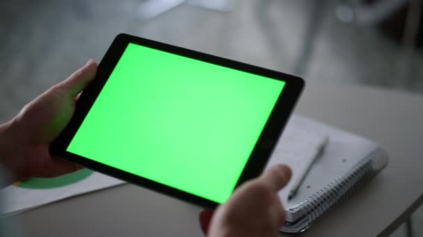 Empreendedor mãos segurando tablet olhando chave croma tela no local de trabalho café. — Vídeo de Stock