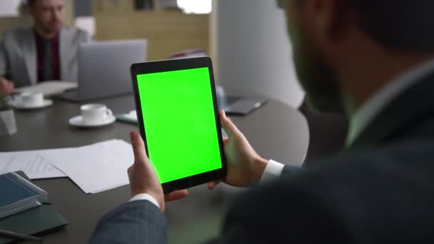 Finanzangestellte surfen auf Tablet Green Screen Web-Suche in Business Center. — Stockvideo