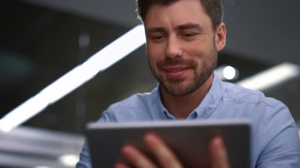 Sorrindo conferência videochamada executiva on-line usando dispositivo tablet no local de trabalho. — Vídeo de Stock