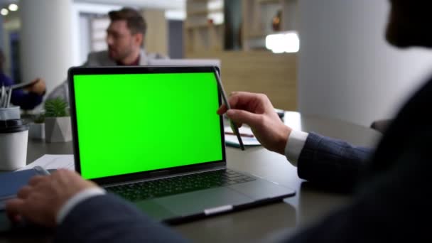Kancelářský zaměstnanec pomocí notebooku chroma klíč pracuje na konferenci obchodního týmu. — Stock video