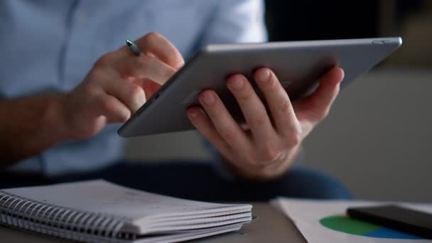 Mãos executivas usando dados de rede de navegação de dispositivo digital tablet no escritório. — Vídeo de Stock