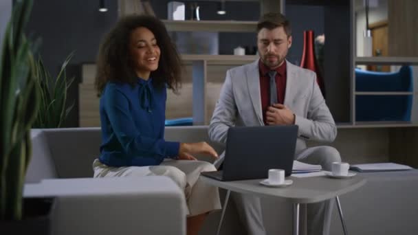 Багаторасові підприємці пара відео балачок використовуючи ноутбук у віддаленому домашньому офісі . — стокове відео