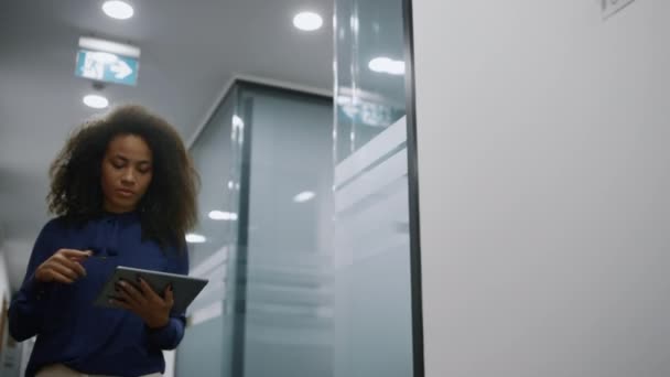 Frau sucht Tablet zu Fuß Büro-Besprechung mit Kollegin im Geschäftszimmer. — Stockvideo