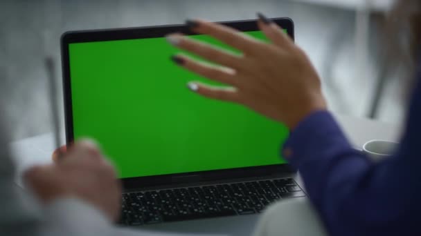 Ομάδα πολυφυλετικών συναδέλφων καλώντας συνομιλία βίντεο χρησιμοποιώντας το laptop πράσινη οθόνη στο γραφείο. — Αρχείο Βίντεο