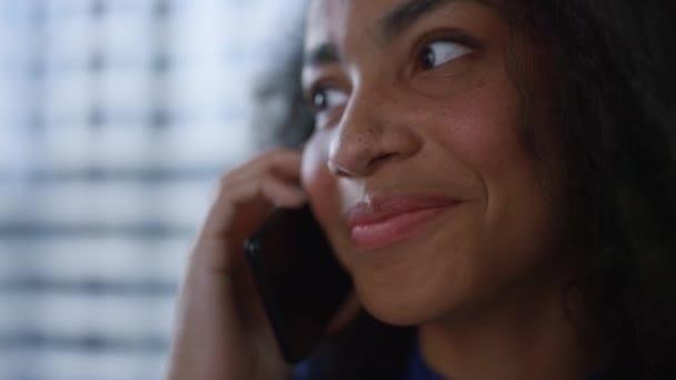 Sonriente mujer de negocios ceo llamando al teléfono celular hablando de negocios en la oficina de la ventana. — Vídeos de Stock