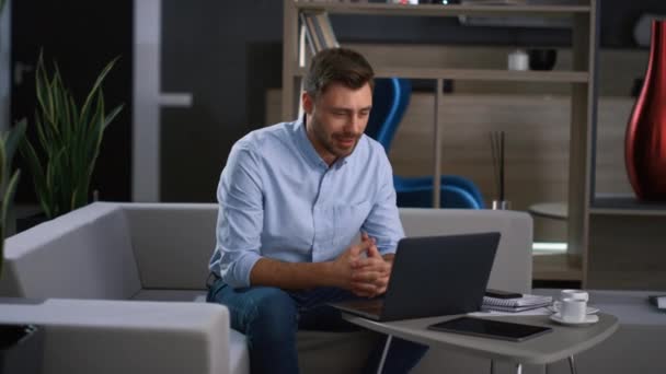 Homem ceo chamando webcam vídeo bate-papo falando colegas usando o computador no escritório. — Vídeo de Stock