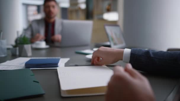 Zakenman handen schrijven papier vullen document aanvraag op kantoor vergadering. — Stockvideo