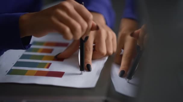 Executive woman hands analyze diagram show finance chart information in office. — Stock video