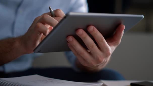 Homem de negócios pesquisando tablet analisar dados corporativos escrevendo notas no escritório. — Vídeo de Stock