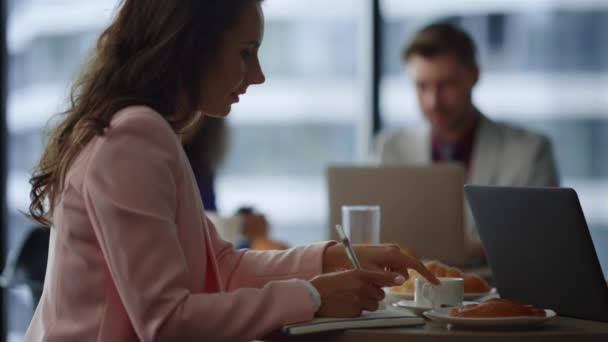 Empreendedor mulher almoço pausa trabalhando escrever notas de negócios no escritório café. — Vídeo de Stock