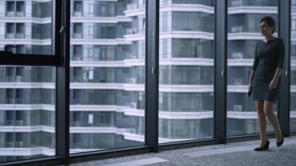 Επιχειρηματίας καλώντας smartphone μιλώντας συνάδελφος σε εταιρικό παράθυρο κτίριο — Αρχείο Βίντεο