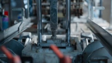 Kapalı karton paketleme üretim süreci taşıyıcı sistem çizgisi kavramı