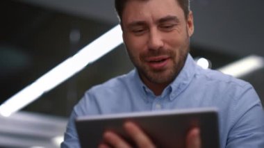 Uzak çalışma ortamında çevrimiçi video toplantısına öncülük eden tablet kullanan mutlu danışman.