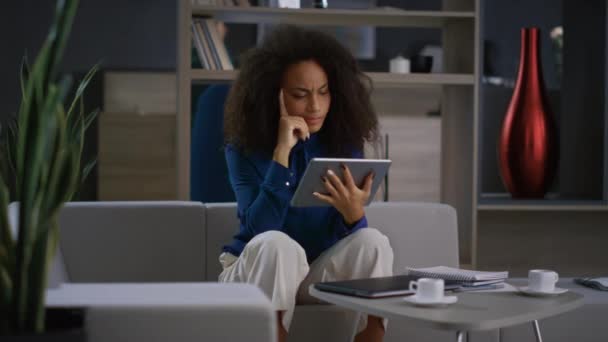 非裔美国妇女使用平板电脑。有重点的在位商界人士. — 图库视频影像