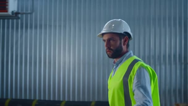 Mann lagert Mitarbeiter bei Paketverteilungslager ein — Stockvideo