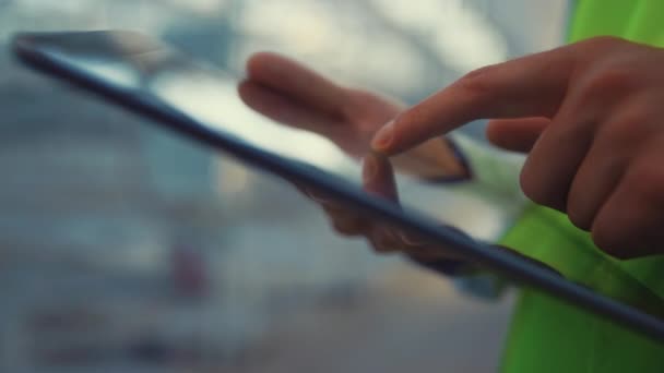 Ingeniero que sostiene la tableta que toca la pantalla comprueba la información del producto — Vídeo de stock