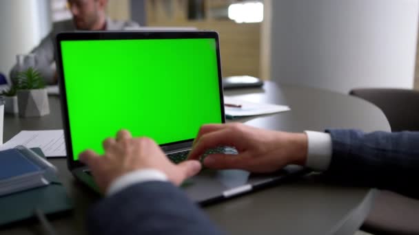 Manager tippen Computer chromakey analysieren Unternehmensdaten in Büro Besprechungstisch — Stockvideo