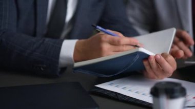 Avukatlar, iş toplantılarında evrak doldurmak için notlar yazıyorlar..