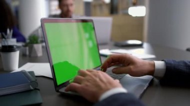Toplantı brifinginde web istatistiklerini araştıran dizüstü bilgisayarlı kromakey yazıcı yöneticisi