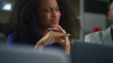 Afro-Amerikalı kadın patron, kafede laptopla iş hakkında konuşuyor..