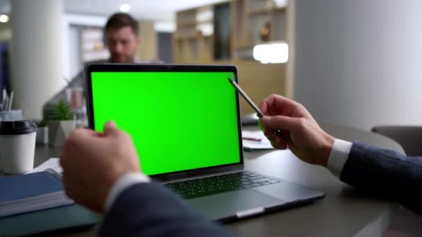 Biznesmen ręce badania laptopa komputer zielony ekran na stole konferencyjnym. — Wideo stockowe