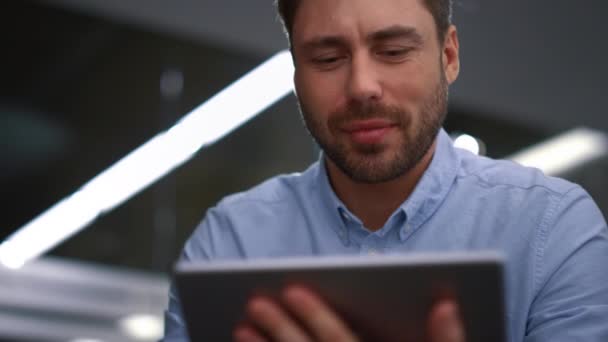 金融会社でオンライントーキングタブレットをオートキャッチ陽気なビジネスマン — ストック動画