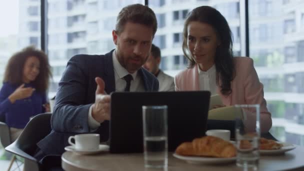Tim CEO serius bekerja sama berbagi ide bisnis. Penelitian komputer laptop di kafe. — Stok Video
